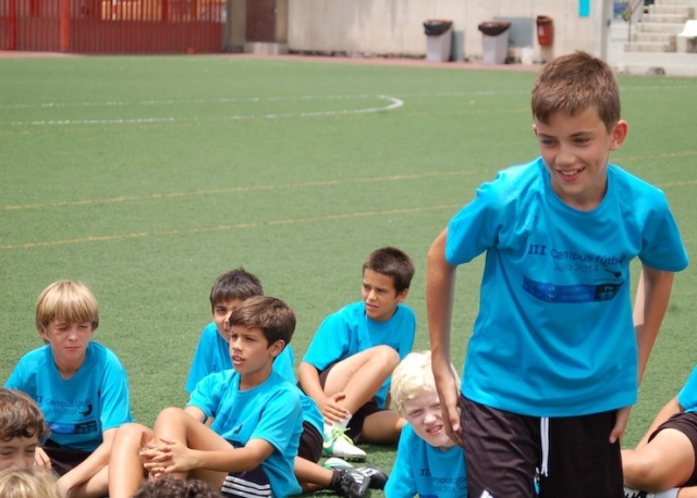  Sentado no campo de futebol de salão 